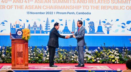 Indonesia Accepts Chair of ASEAN 2023 from Cambodia
