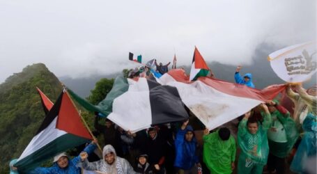 AWG Team Manage to Raise Indonesian and Palestinian Flags on the Peak of Mount Muria
