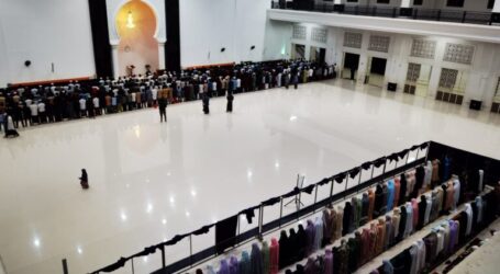Thousands of Muslims Perform Total Lunar Eclipse Prayers at An-Nubuwwah Mosque