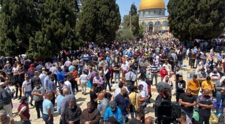 Around 60,000 Worshipers Attend Friday Prayers at Al-Aqsa