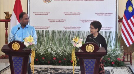 Indonesian FM Receives Visit of Malaysian FM in Jakarta