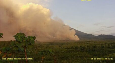 Indonesian Semeru Mount Spews Out Hot Clouds, 1,979 People Displaced