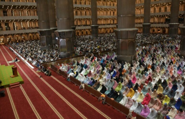 Tens of Thousands of Congregations Perform Tarawih Prayer at Istiqlal ...