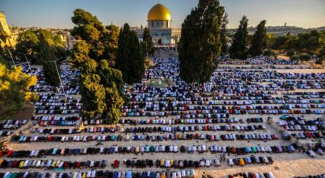 70 Thousand Palestinian Muslims Perform Friday Prayers at Al-Aqsa Mosque