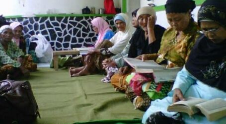 Elderly Students Enthusiasm for Studying Religion at the Sepuh Putri Islamic Boarding School, Payaman Grand Mosque