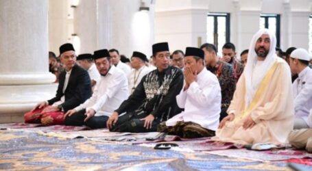 President Jokowi Perform Eid Prayer at Sheikh Zayed Mosque in Surakarta