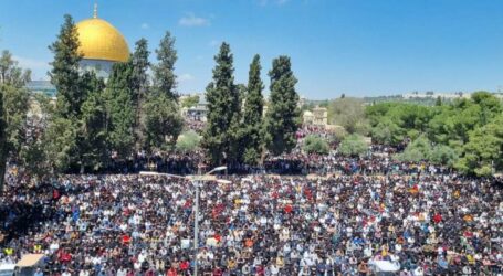 Last Friday of Ramadan, a Quarter Million Worshipers Perform Friday Prayers at Al-Aqsa