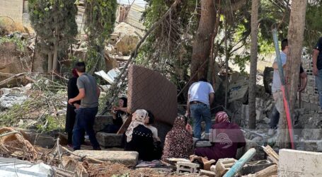 Israeli Forces Demolish Residential Building in Silwan, Displacing 50 of Its Residents