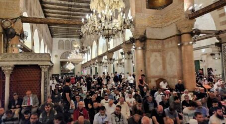 Thousands Palestina Muslims Attend Dawn Prayer at Aqsa Mosque