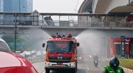 Jakarta Spray Water Using 20 Fire Trucks to Reduce Air Pollution