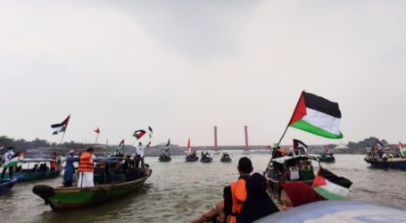 Palestine Solidarity Month, 30 Boats Raise Indonesian-Palestinian Flag on Musi River