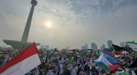 Thousands Gather in Jakarta’s National Monument to Pray Together for Palestine