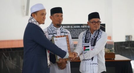 AWG Hands Over Mockup of Al-Aqsa Mosque to Exhibited at An-Nubuwwah Mosque in Lampung