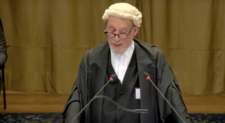 Israeli Lawyers Lose Paper Several Times During Defense Arguments at ICJ