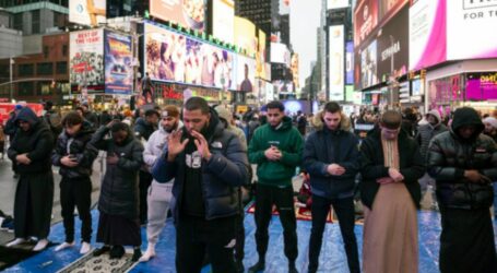 US Muslims Perform Its First Tarawih Prayers at New York Times Square 
