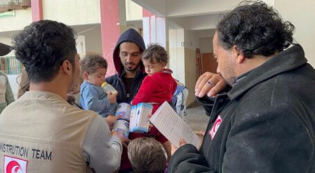 MER-C Volunteers Distribute Milk to Gaza Babies in Refugee Tent