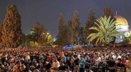 Around 120,000 Palestinian Muslims Perform Taraweeh Prayers at Al-Aqsa Mosque