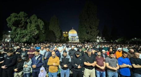 200,000 Palestinian Muslims Attend the Last Friday of Ramadan at Al-Aqsa Mosque