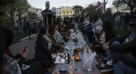 US Muslims Break the Fast Together outside White House in Solidarity with Gaza