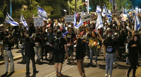 Israelis Protest Outside 18 Officials’ Houses Demanding Hostage Exchange Deal