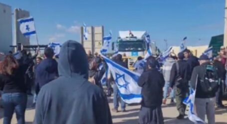Illegal Israeli Settlers Prevent Aid Trucks to Gaza