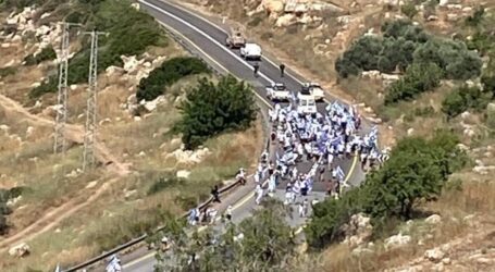 Israeli Illegal Settlers Hold Provocative March North of Ramallah