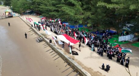 Hundreds Raise Palestinian and Indonesian Flags at Pamedas Beach, Kutai Kartanegara 