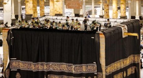 Welcoming Islamic New Year, Kaaba Wearing New Kiswah