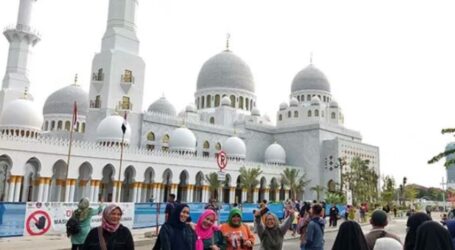 Tourist Visits to Sheikh Zayed Mosque in Solo Increases during School Holidays