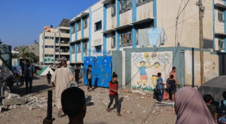 Israel Bomb School-turned-shelter in Khan Younes, Killing Palestinians