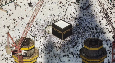 Women Take Part in Changing of Kaaba’s Kiswa in Saudi for First Time in History