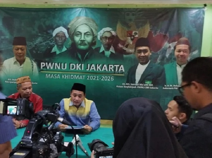 Chairman of PWNU Jakarta KH Samsul Maarif announced the decisions made during the syuriyah and tanfidziyah meeting, which resulted in the dismissal of four officials from LBMNU for visiting and networking in Israel. (Photo: NU Online Jakarta)