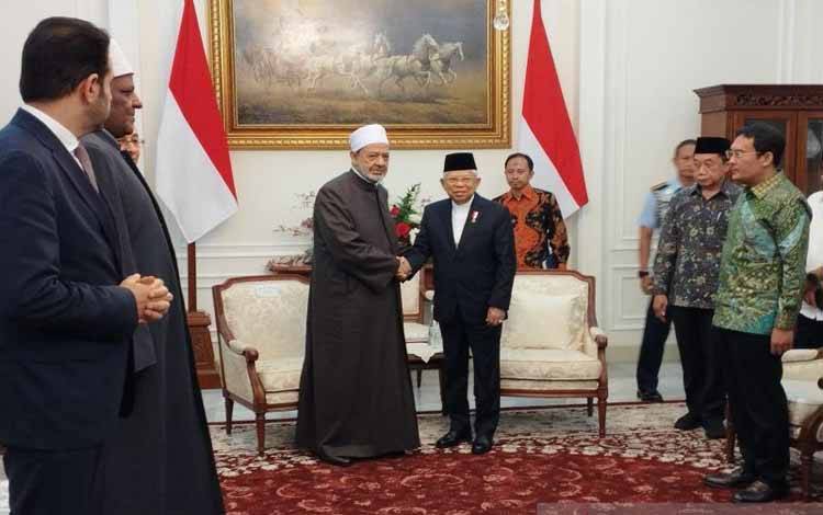 Grand Sheikh Al-Azhar of Egypt, Ahmad Muhammad Ahmed Al Tayeb with Vice President Ma'ruf Amin (Photo: Vice President)