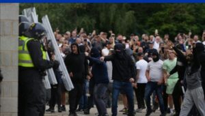 Clashes between police and far-right protesters in the UK (photo: Anadolu Agency)