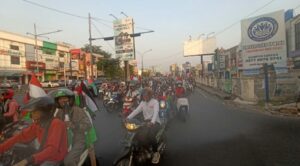 Participants in the vehicle convoy for Al-Aqsa starting at Cibubur, heading towards Masjid At-Taqwa, Cileungsi. (PHOTO: MINA)