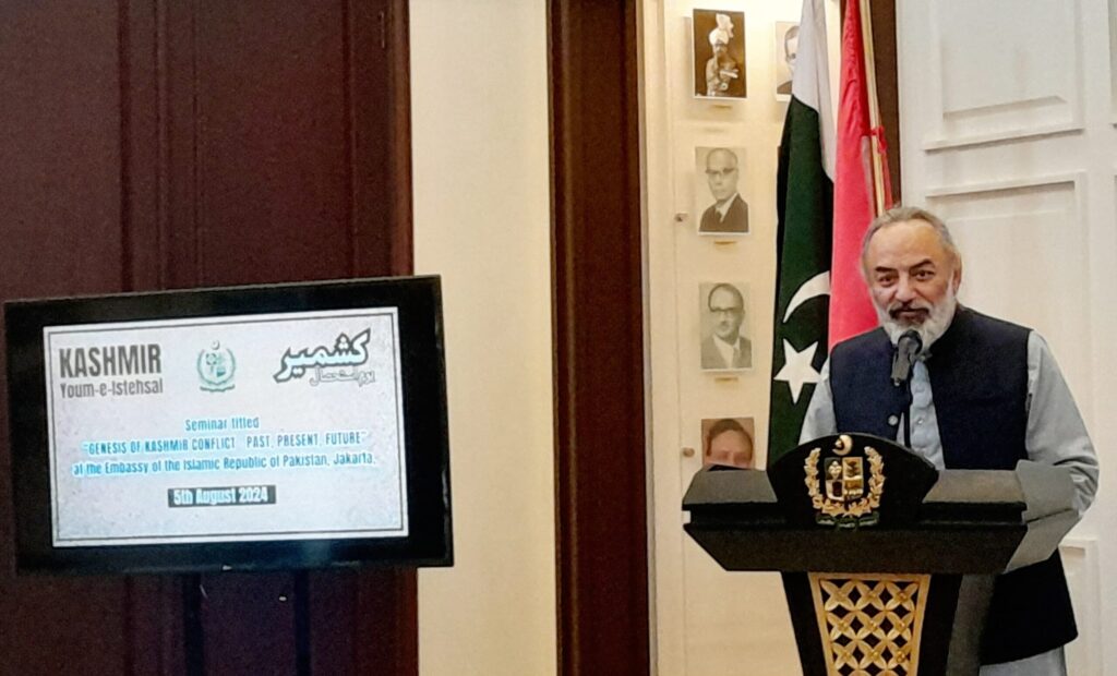 Ameer Khurram Rathore, Pakistan's Ambassador to Indonesia, delivers remarks at a seminar marking Kashmir Exploitation Day (Youm-e-Istehsal) at the Embassy of the Islamic Republic of Pakistan, Jakarta, Monday (August 5, 2024). (Photo: Rana/MINA)