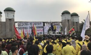 Thousands Protest Revision of Regional Head Election Law at Indonesian Parliament Building (photo: MINA)