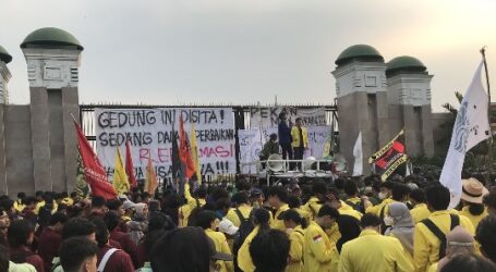 Thousands Protest Revision of Draft Law on Regional Head Elections at Indonesian Parliament Building