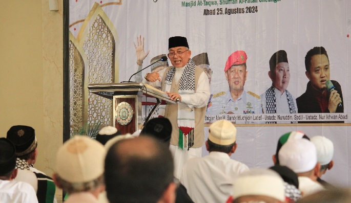 Imaam Yakhsyallah delivered a sermon at a Tabligh Akbar event at Pondok Pesantren Al-Fatah on Sunday (August 25, 2024). (Photo: MINA)