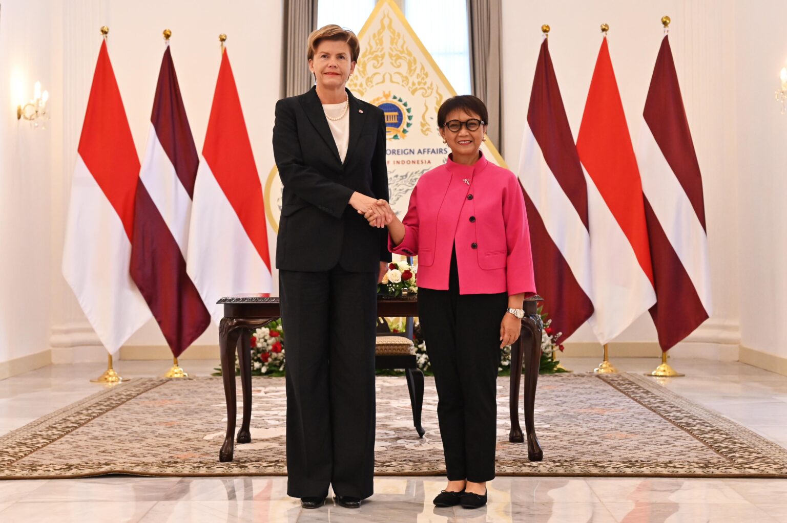 Latvian Foreign Minister Baiba Braže (left) and Indonesian Foreign Minister Retno Marsudi (right) (photo: Indonesian Foreign Ministry)