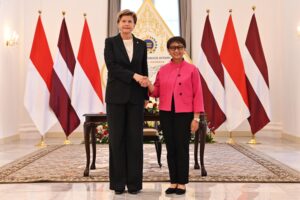 Latvian Foreign Minister Baiba Braže (left) and Indonesian Foreign Minister Retno Marsudi (right) (photo: Indonesian Foreign Ministry)