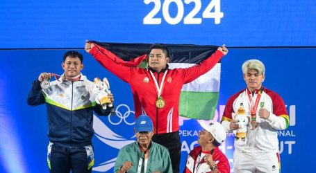 Aceh Weightlifter Raises Palestinian Flag after Winning Gold Medal at PON XXI