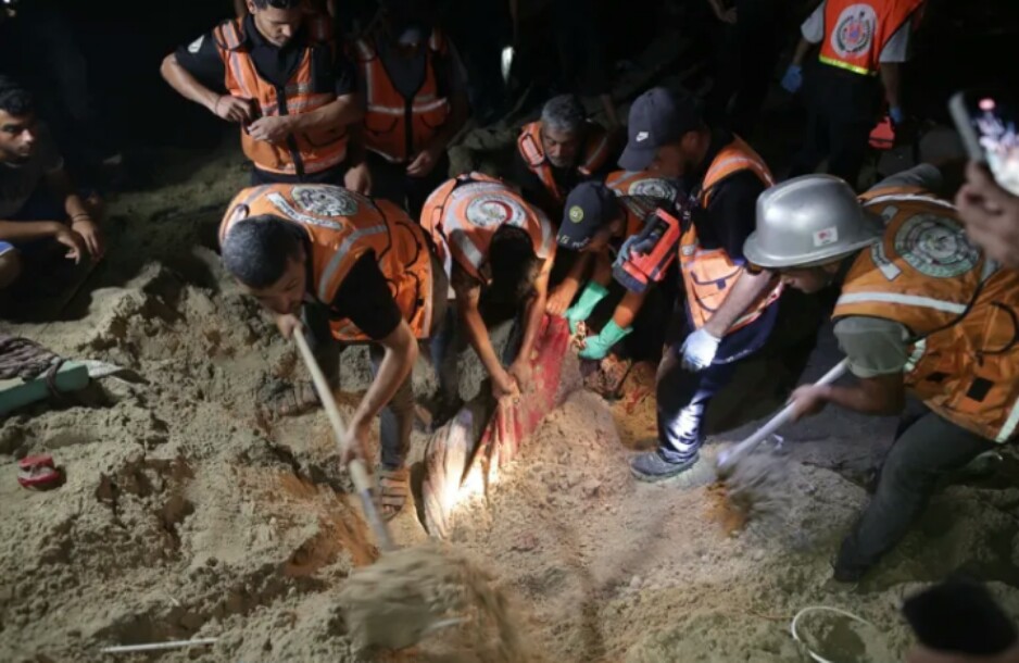 Rescuers searching the sandy ground for victims and survivors (photo: Jehad Alshrafi/Anadolu)