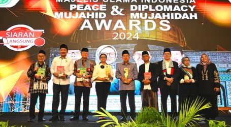 Jusuf Kalla and Retno Marsudi Receive MUI Mujahid-Mujahidah Awards