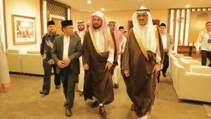 Imam and preacher of the Prophet's Mosque, Sheikh Ahmad bin Ali Al-Hudzaify (center) arrives at Soekarno-Hatta Airport, Tangerang, Banten, Monday (7/10/2024) evening. (Photo: ANTARA/HO-Kemenag)