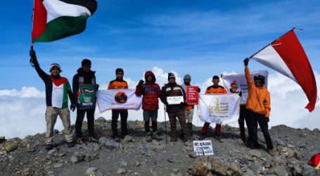 AWG Climbers Raise Indonesian and Palestinian Flags at Peak of Rinjani Mount