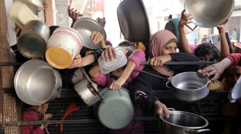 Palestinians in Gaza wait in line for hot meals (photo: Anadolu Agency)