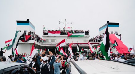 Thousands Raise Indonesian and Palestinian Flags in the Sunda Strait