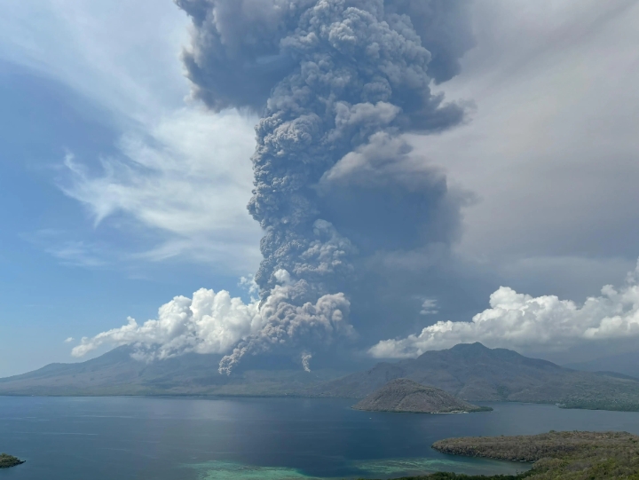 Indonesia's Mount Lewotobi Laki-laki in East Flores Erupts (photo: BNPB)