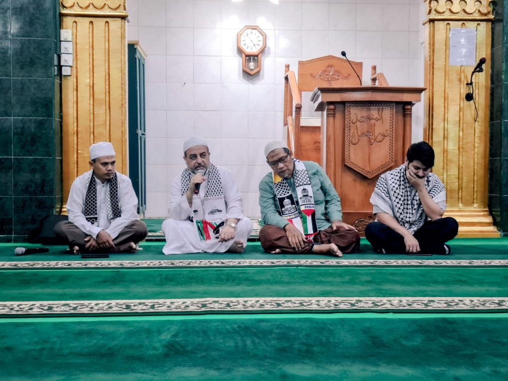 Prof. Dr. Mahmoud Hashem Anbar during a study session at Nurul Amal Mosque, Bandar Lampung, Saturday (9/11), along with the AWG Lampung Bureau team. (Photo: Iwan/MINA)